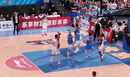 开云登录入口地址-老将！翟晓川精准判断原地起飞大帽焦海龙上篮