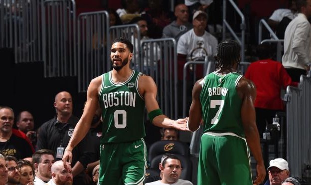 开云登录入口地址-双探花控场破解骑士围剿！米切尔双拳难敌四手